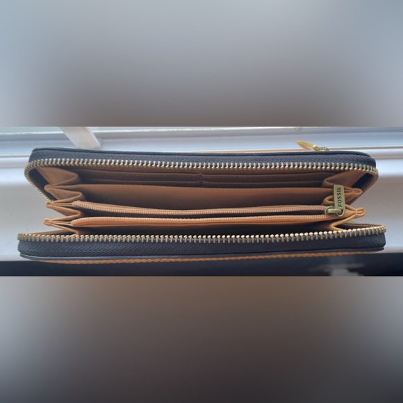 FOSSIL wallet. - Picture 2 of 2